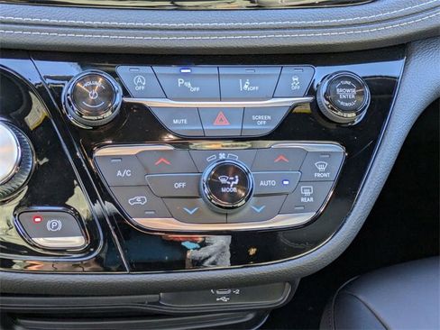 Certified 2026 Chrysler Pacifica Select image 20