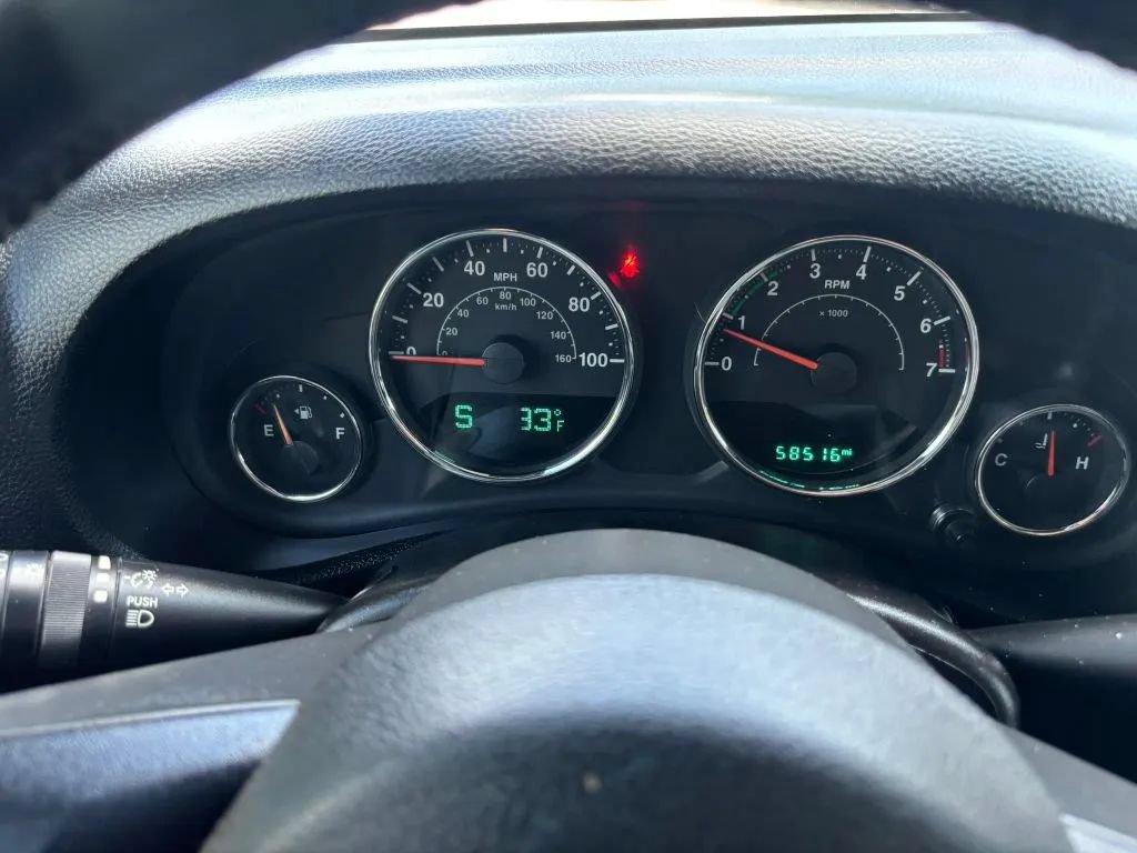 Used 2015 Jeep Wrangler Unlimited Sahara w/ Connectivity Group AWD/4WD image 18