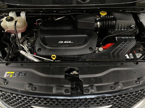 Used 2017 Chrysler Pacifica Touring-L Plus w/ Tire & Wheel Group image 12