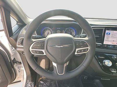 New 2026 Chrysler Pacifica Select image 12