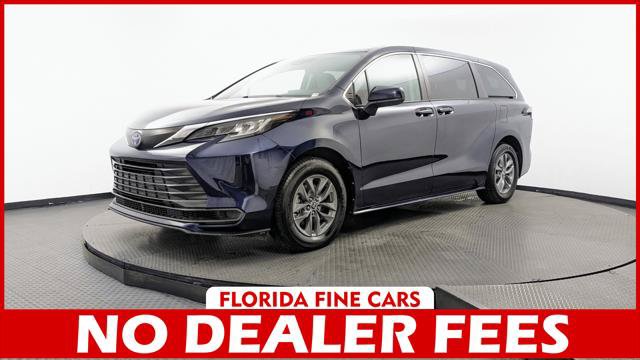 Used 2023 Toyota Sienna LE FWD image 1