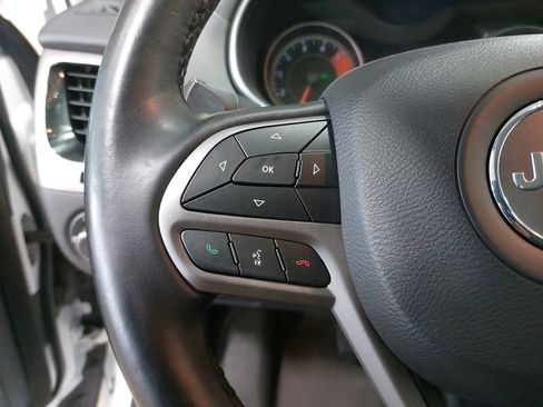 Used 2019 Jeep Cherokee Overland w/ Technology Group image 16