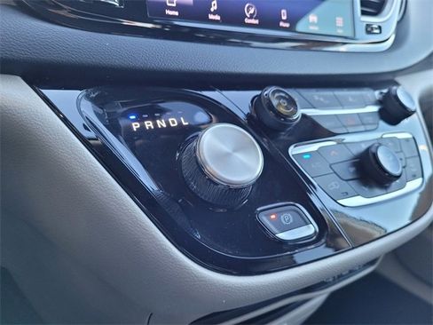 Certified 2023 Chrysler Pacifica Touring-L image 12