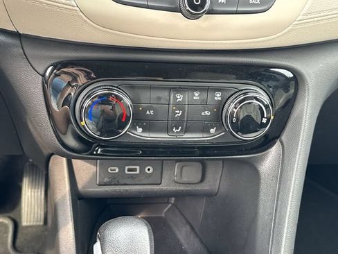 Used 2022 Buick Encore GX Preferred w/ Cold Weather Comfort Package FWD image 17