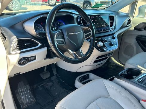 Used 2021 Chrysler Pacifica Touring-L image 8