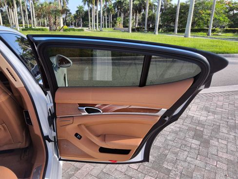Used 2015 Porsche Panamera S RWD image 33
