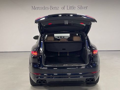 Used 2023 Porsche Cayenne AWD/4WD image 5