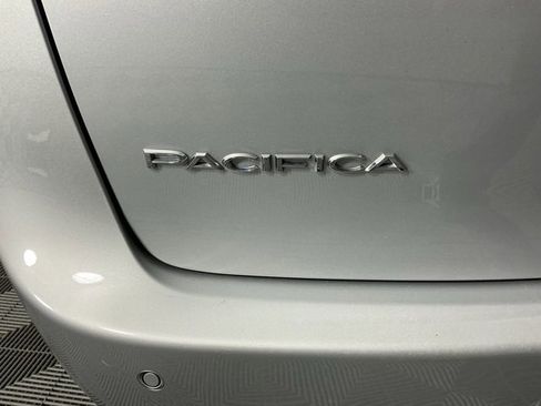 Used 2024 Chrysler Pacifica Touring-L image 19