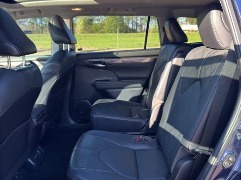 Used 2021 Toyota Highlander Platinum image 13