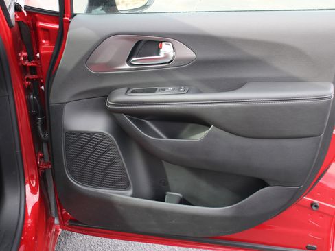 New 2026 Chrysler Pacifica Select image 30