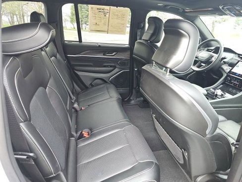 Used 2024 Jeep Grand Cherokee Overland w/ Luxury Tech Group IV image 16
