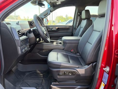 Used 2025 Chevrolet Suburban LT w/ Comfort Package AWD/4WD image 17