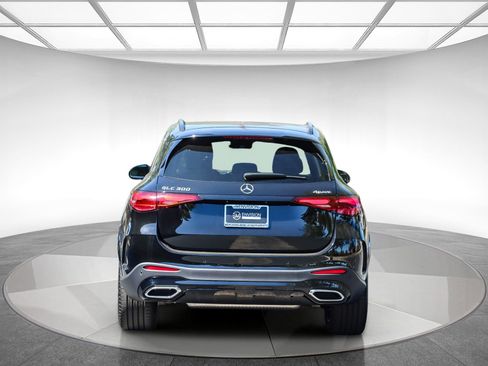Used 2024 Mercedes-Benz GLC 300 4MATIC image 3