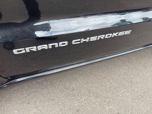 Used 2015 Jeep Grand Cherokee Overland w/ Advanced Technology Group AWD/4WD image 11