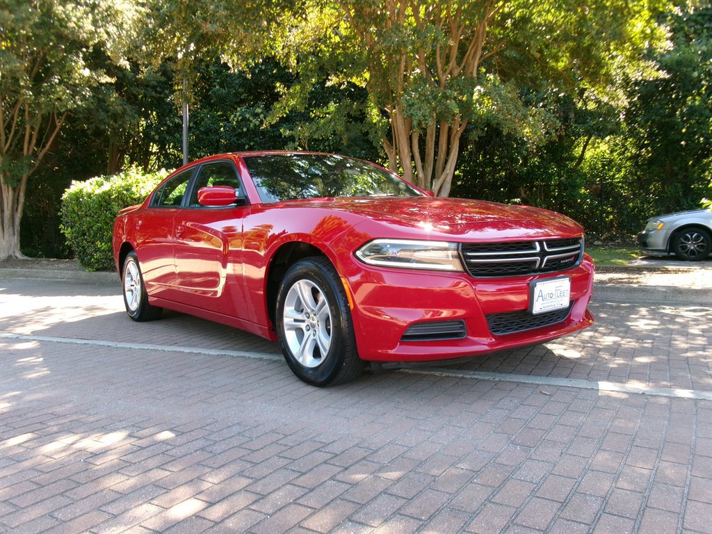 Used 2016 Dodge Charger SE RWD image 3