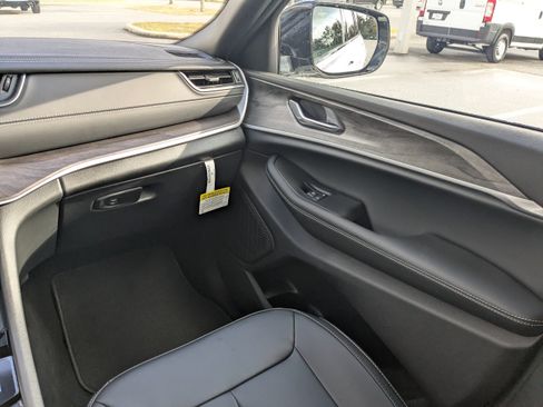 New 2025 Jeep Grand Cherokee Limited w/ Trailer Tow Package image 16