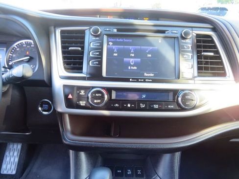 Used 2019 Toyota Highlander XLE image 27
