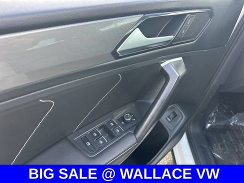 Certified 2024 Volkswagen Tiguan SE FWD image 17