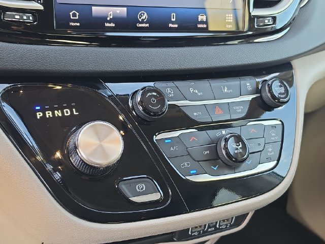 Used 2024 Chrysler Pacifica Touring-L FWD image 28