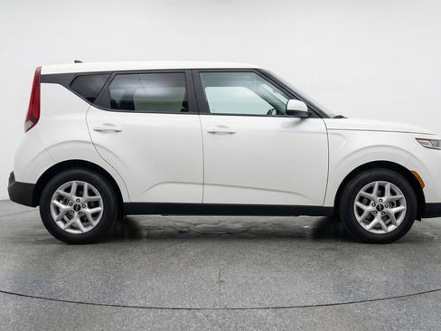 Used 2025 Kia Soul LX w/ LX Technology Package image 11