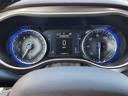 Used 2017 Chrysler Pacifica Touring-L image 15