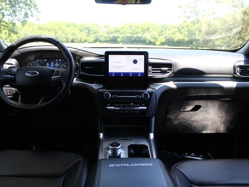 Used 2020 Ford Explorer XLT w/ Equipment Group 202A AWD/4WD image 10
