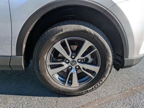 Used 2018 Toyota RAV4 XLE FWD image 11