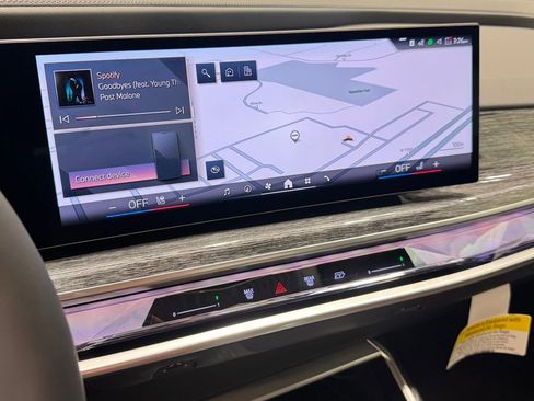 Used 2025 BMW 760i xDrive image 8