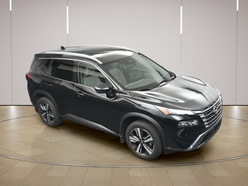 Certified 2025 Nissan Rogue SL w/ SL Premium Package FWD image 33