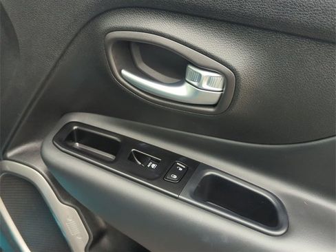 Used 2022 Jeep Renegade Limited w/ Sun, Sound & Wheels Group image 29