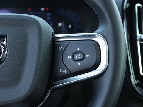 Used 2025 Volvo XC40 B5 Plus image 25