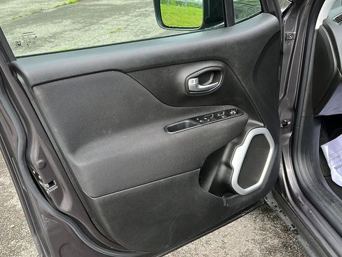 Certified 2021 Jeep Renegade Latitude image 11