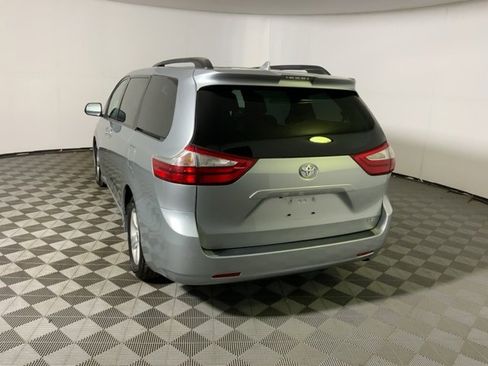 Used 2019 Toyota Sienna LE w/ LE Preferred Package image 11