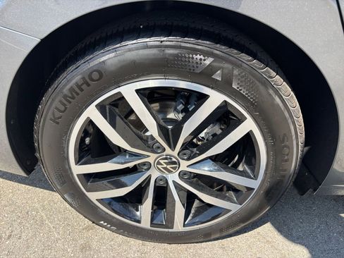 Used 2025 Volkswagen Jetta SE image 30