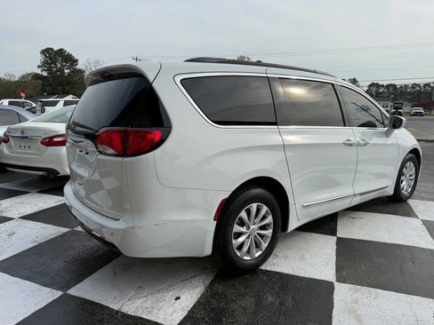 Used 2017 Chrysler Pacifica Touring-L image 5