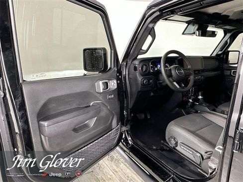 Used 2024 Jeep Gladiator Rubicon w/ Technology Group image 20