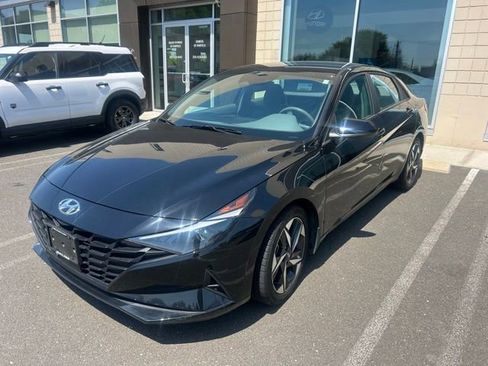 Used 2023 Hyundai Elantra SEL w/ Convenience Package FWD image 2