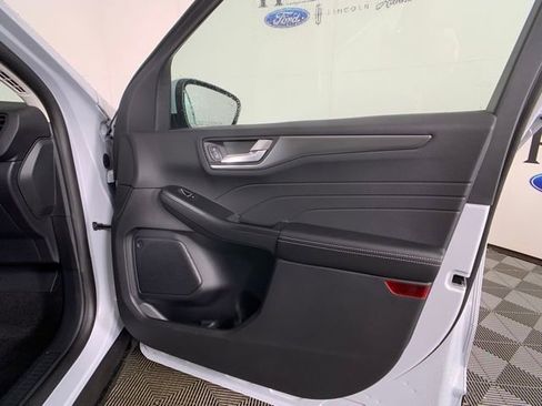 Used 2025 Ford Escape SE image 34