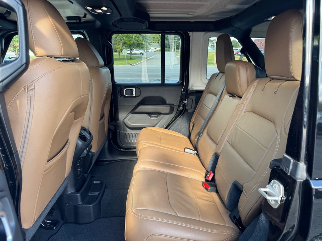 Used 2022 Jeep Wrangler Unlimited Sahara AWD/4WD image 18