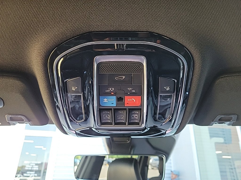 Used 2023 Jeep Grand Cherokee Overland w/ Luxury Tech Group IV AWD/4WD image 34