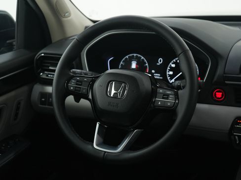Used 2025 Honda Pilot Touring image 15
