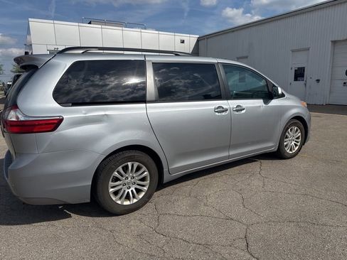 Used 2017 Toyota Sienna XLE image 3