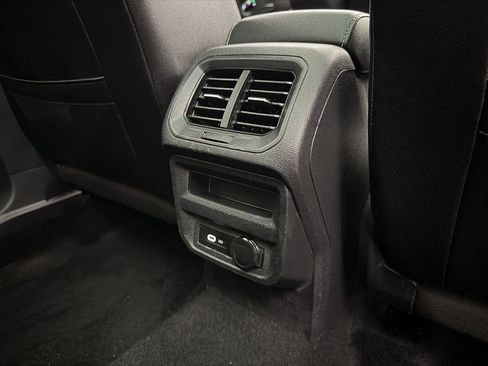 Used 2022 Volkswagen Tiguan SE image 29