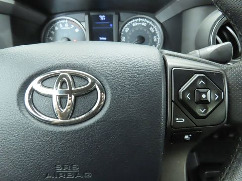 Used 2017 Toyota Tacoma TRD Off-Road w/ Premium & Technology Package image 12