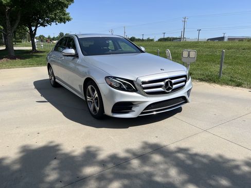 Used 2019 Mercedes-Benz E 300 4MATIC image 2