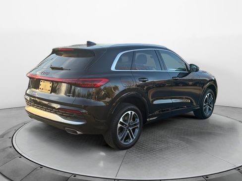 Certified 2025 Audi Q5 Premium w/ Convenience Package image 7