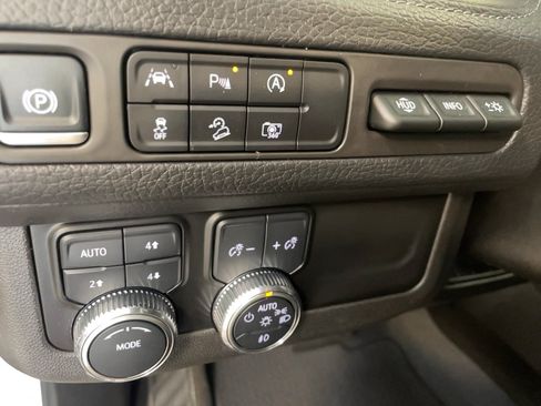 Used 2024 GMC Yukon XL Denali AWD/4WD image 18