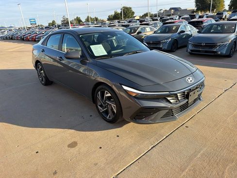 Used 2025 Hyundai Elantra SEL FWD image 7