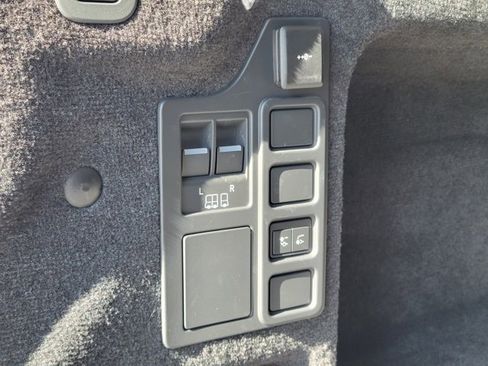 Used 2024 Land Rover Discovery S image 7