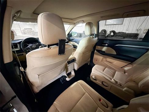 Used 2016 Toyota Highlander Limited image 9